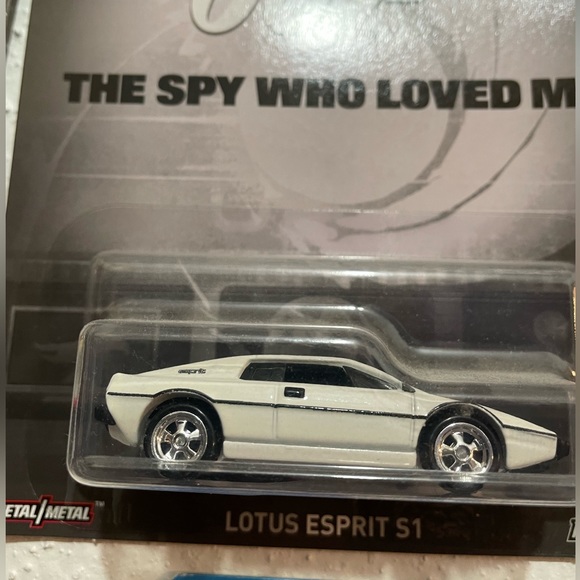 007 Hotwheels Lotus Esprit S1. New in packaging. - Picture 3 of 5